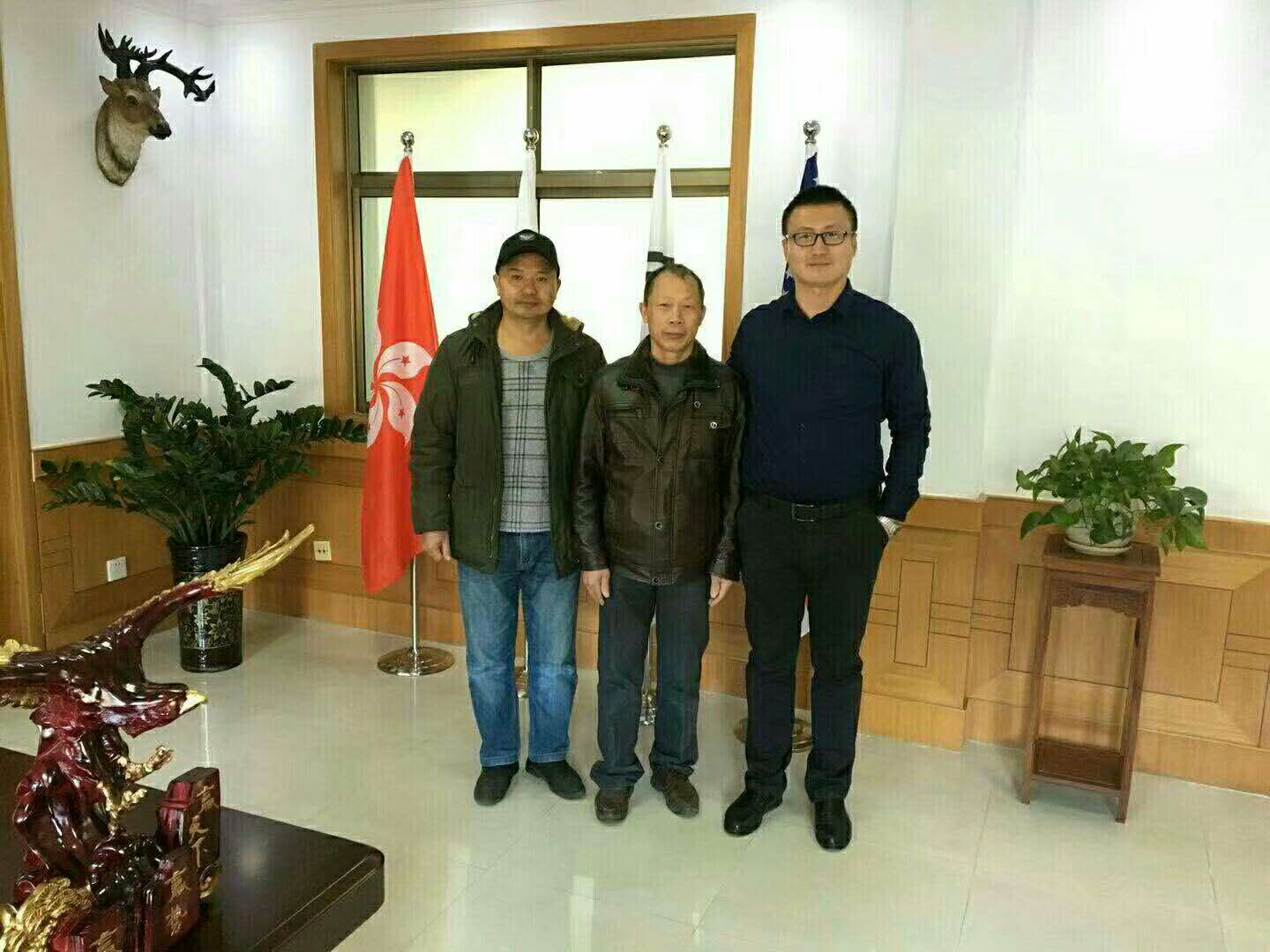 国际货轮两人报名留影纪念