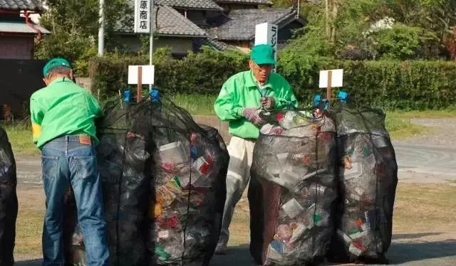 日本的街道真的非常干净，那么，日本人把垃圾都扔哪儿了呢？