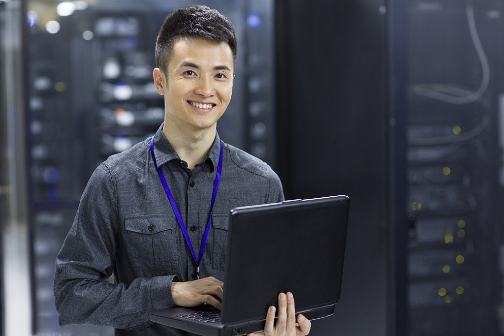 日本理工类工签 IT行业招聘 专业对口有无经验皆可 年薪30万起可全家移民